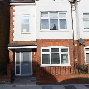 Stylish 4 Bedroom House In Twickenham